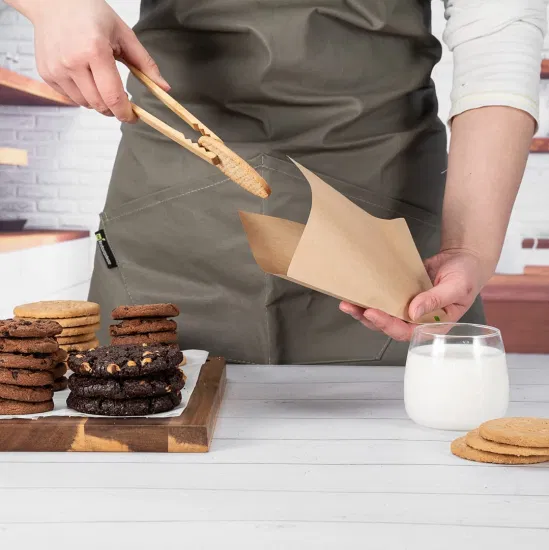 Zweiseitig offene leere weiße, in Öl gebratene, dreieckige Blätterteig-Lebensmittelverpackung aus Kraftpapier